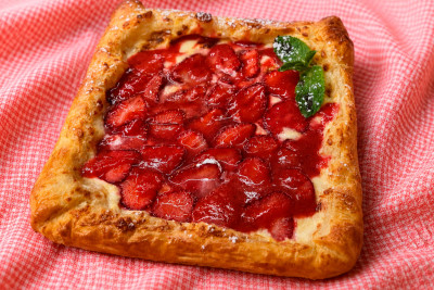 Хачапури с клубникой и кисломолочным сыром